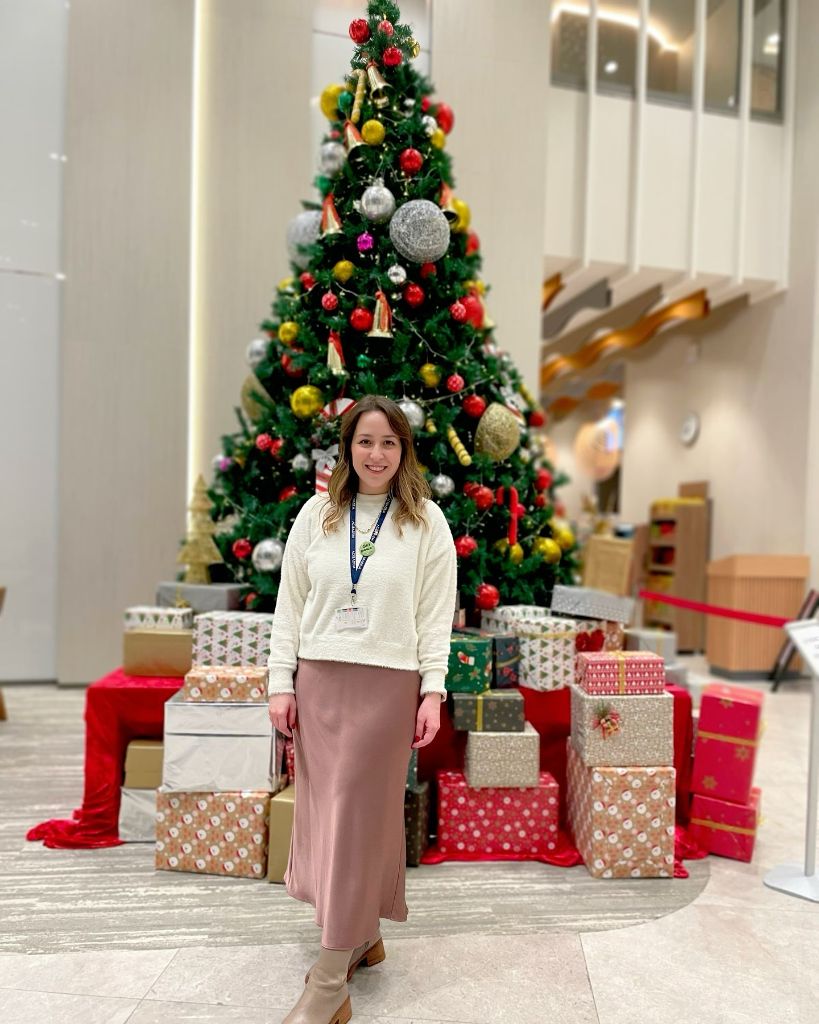 Uzm. Dr. Ayça Sözen, Acıbadem Ataşehir Hastanesi giriş lobisinde.