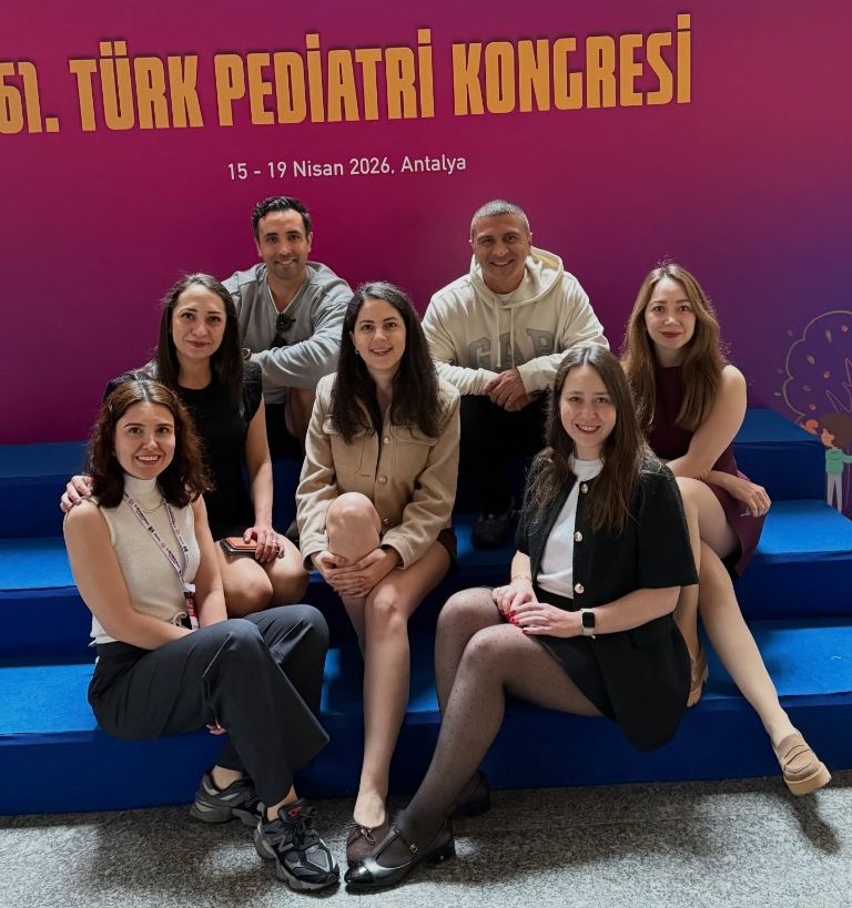 61. Türk Pediatri Kongresi, 15-19 Nisan 2026, Antalya — kongre alanında meslektaşlarıyla birlikte.